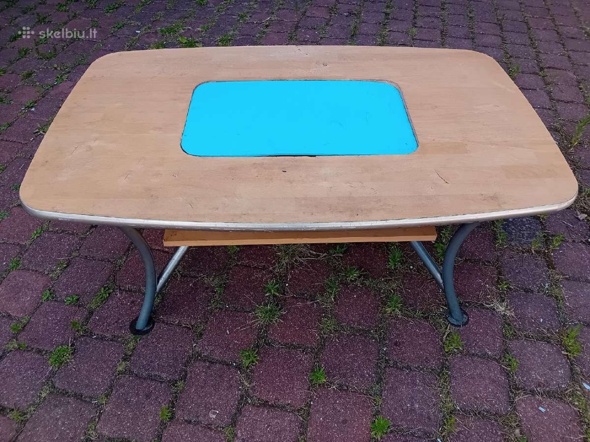 Stalas su metalinėm kojom