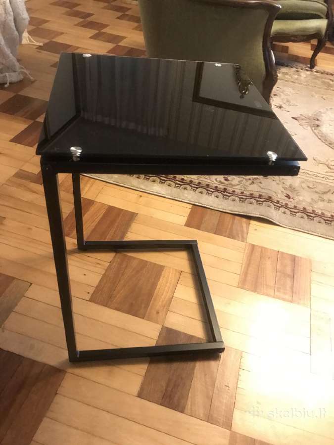 Šoninis staliukas.