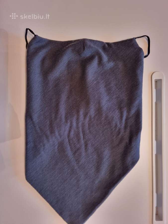 Mova ant kaklo, užsidengia ir nosis ir kaklas