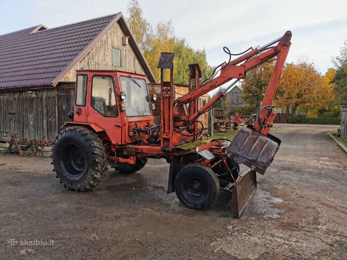 Įvairi žemės ūkio technika
