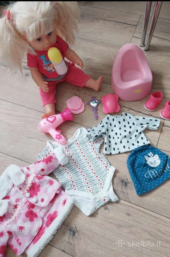 Lėlė su papildomais rūbais ir priedais