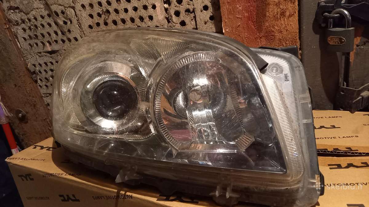 Keleivio pusės Toyota rav4 žibintas