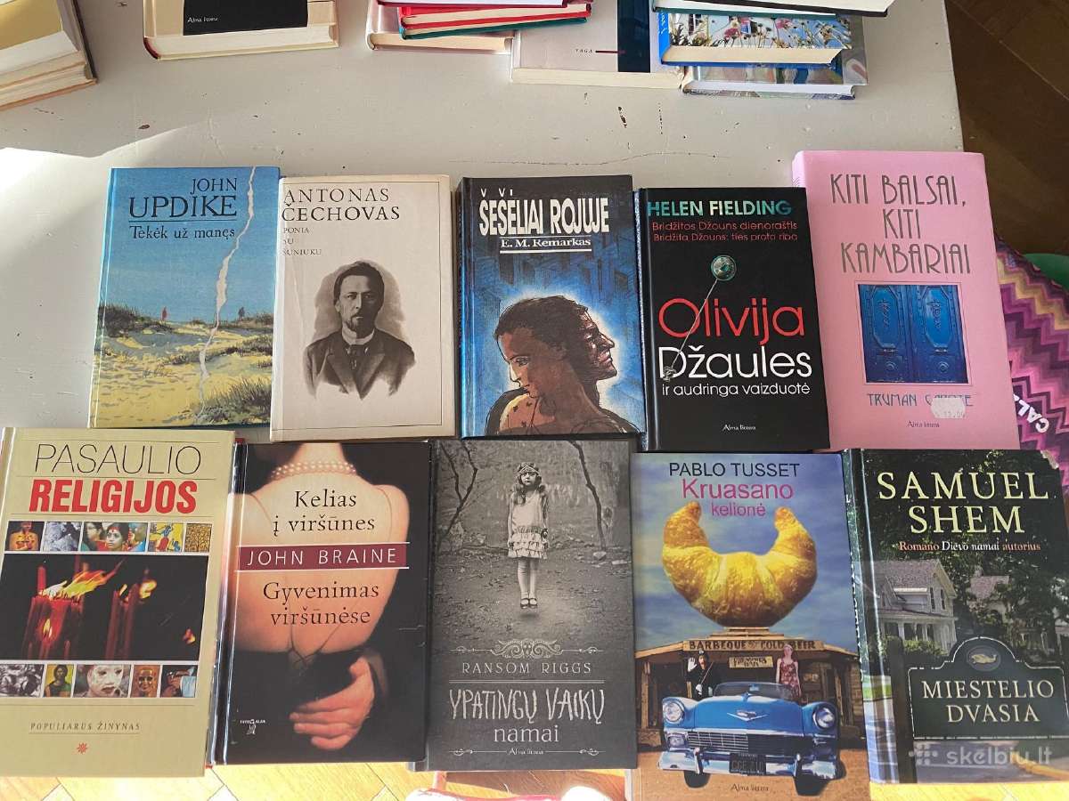 Išparduodamos įvairios knygos