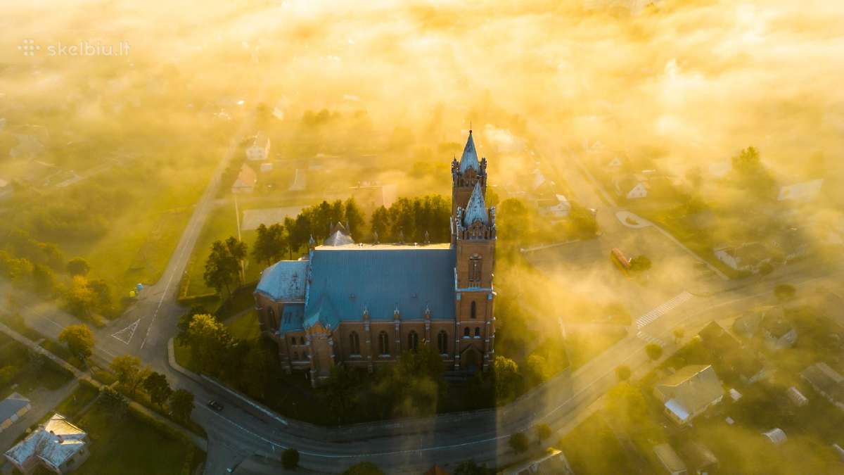 Įvairus darbas dronu. Pastatai, renginiai, gamta.