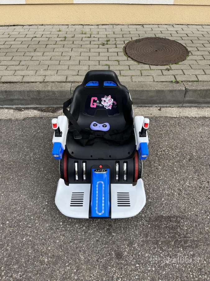 Parduodamas vaikiškas elektromobilis