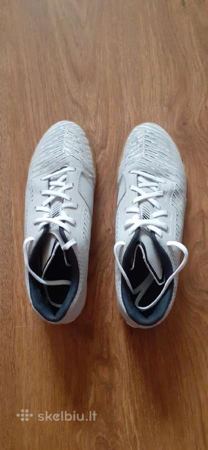 Salės futbolo bateliai