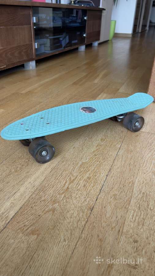 Penny board riedlentė šviečiančiais ratukais