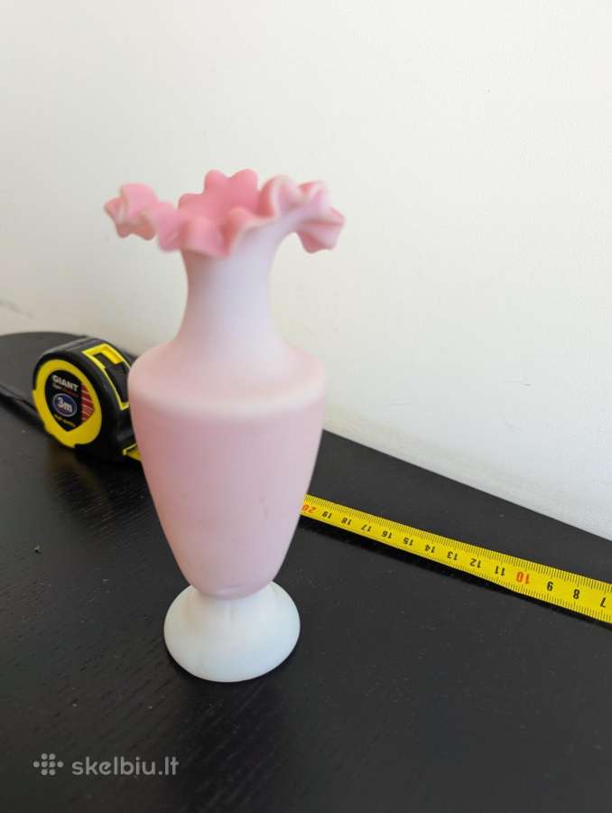 Vintažinė vaza (vadinamojo pink satin stiklo)