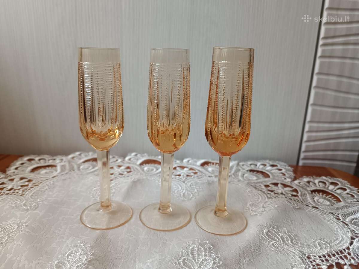 Ieškau labai senų šito komplekto taurelių