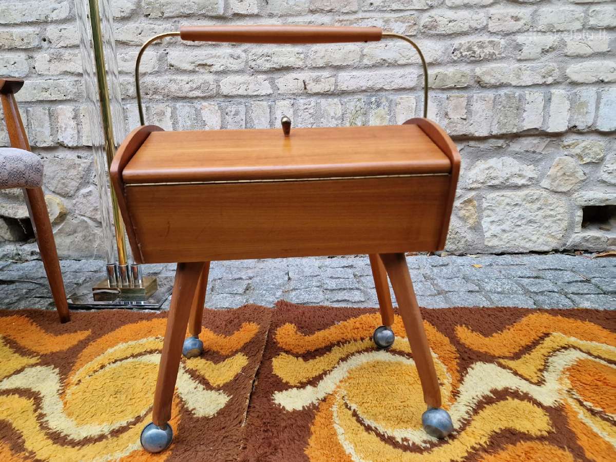 Vintažinė mid century rankdarbių dėžutė-siūlinė