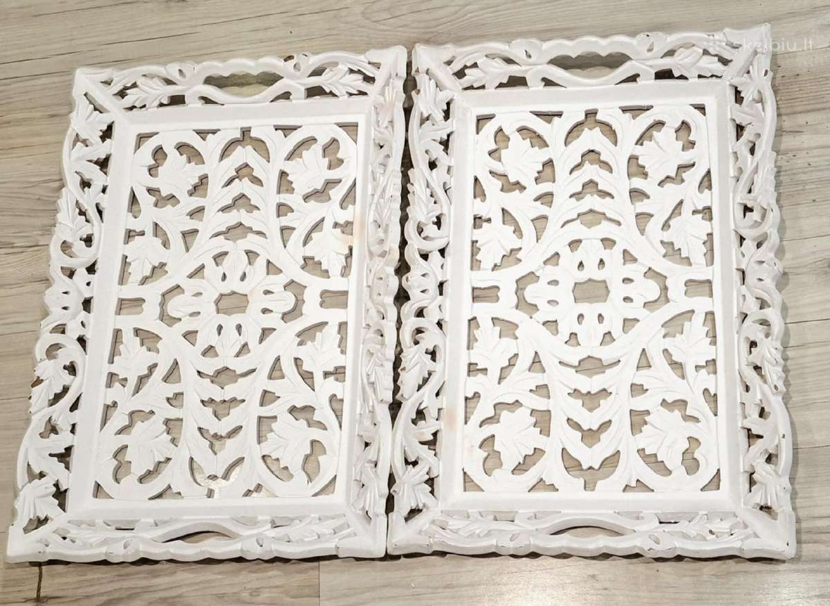 Raižytos medienos du balti padėklai 34 x 49 cm.