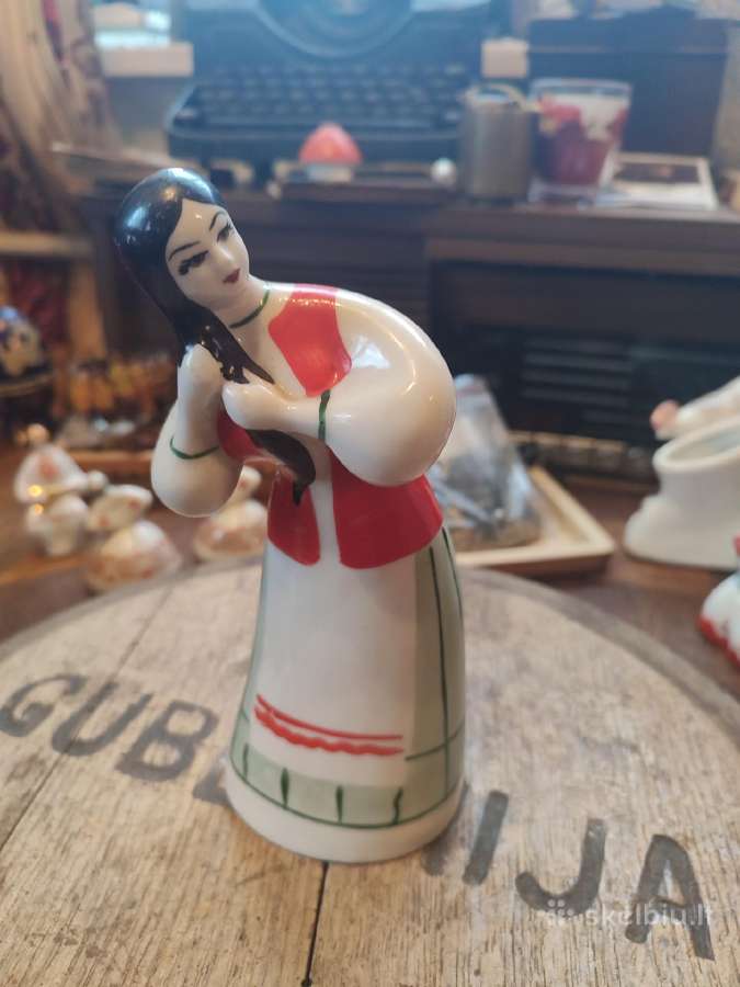 Tarybinė porceliano statulėlė