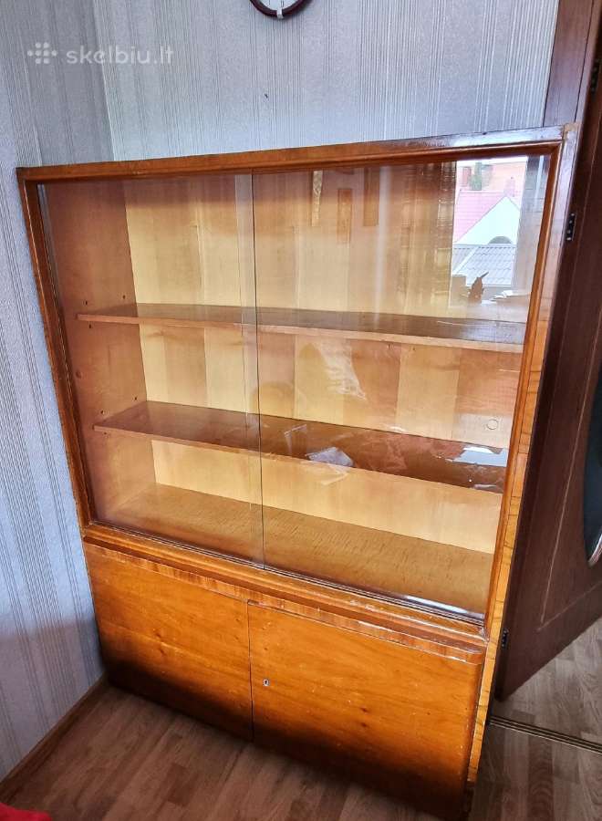 Vintažinės riešutmedžio knygų spinta.