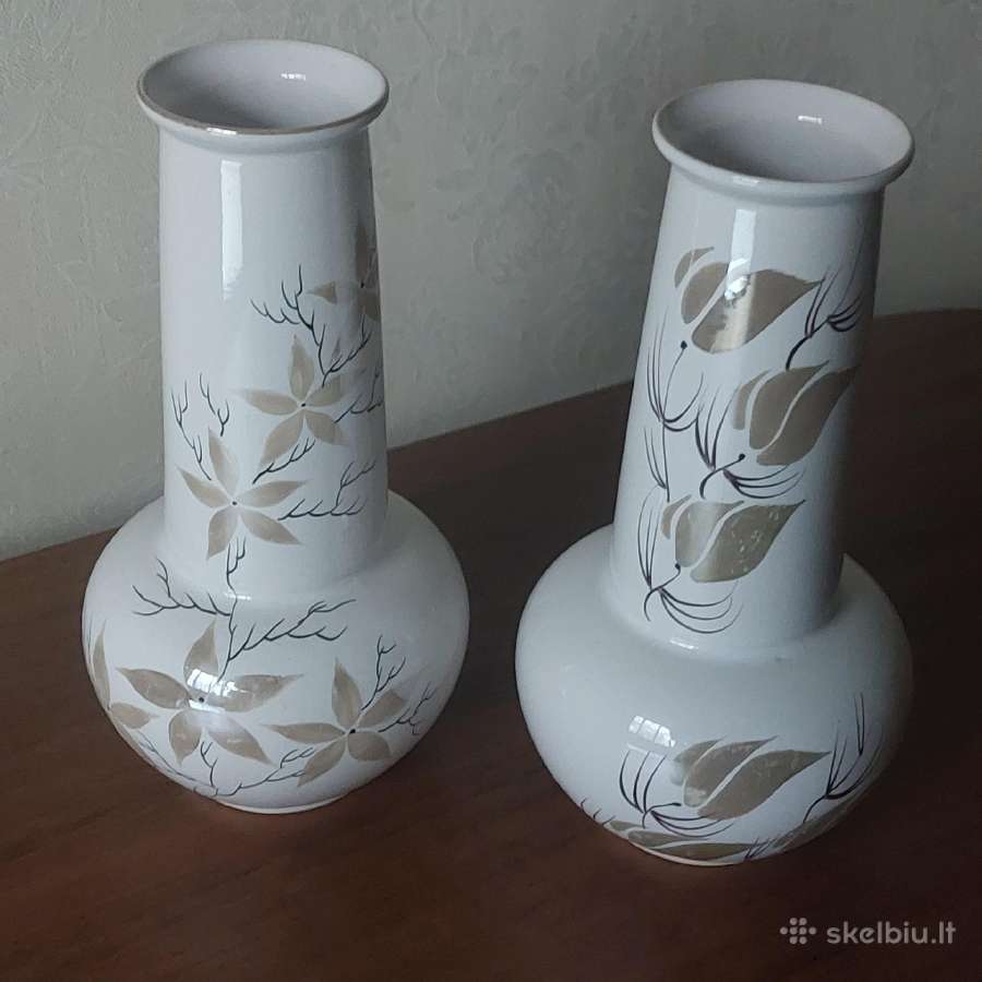 2 porcelianinės vazos / Komplektas iš 2 vazu .