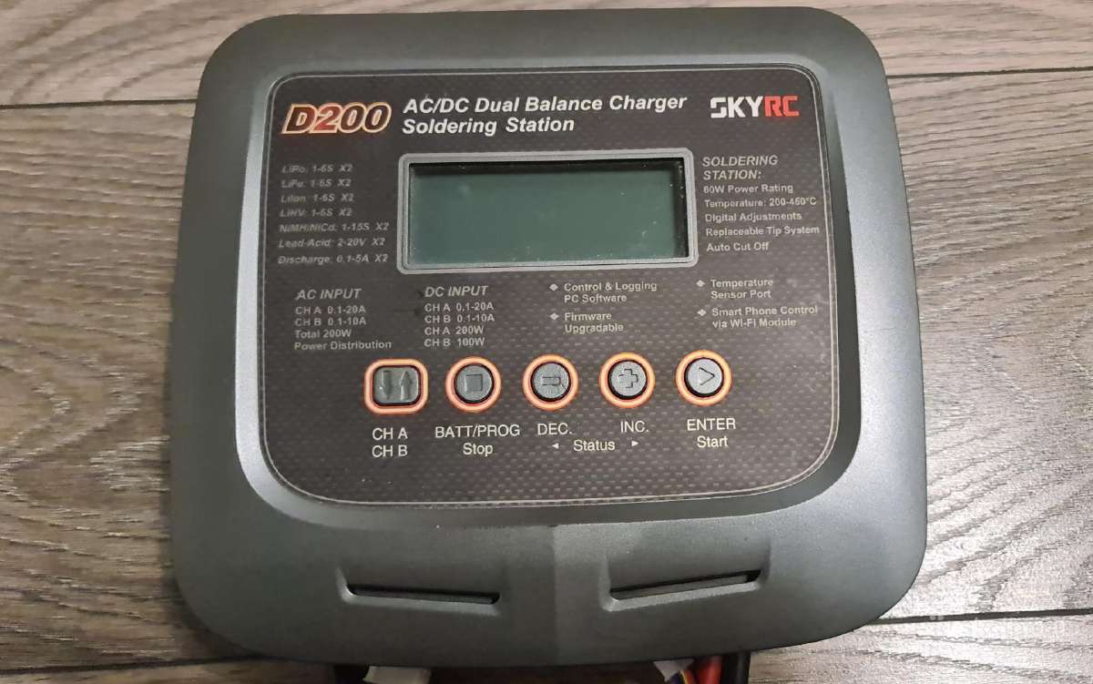 Baterijų pakrovėjas Skyrc D200 - nuotraukos Nr. 2