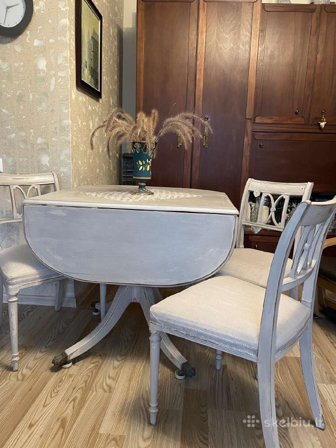 Stalas Shabby Chic su kedemis