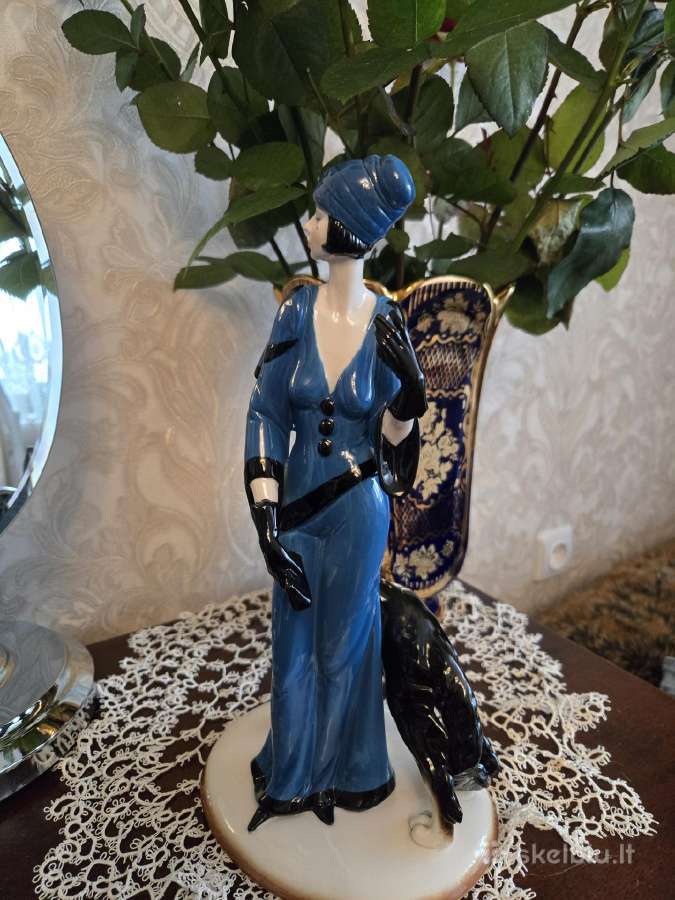 Statulele dama su šuniu - nuotraukos Nr. 6