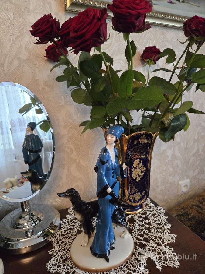 Statulele dama su šuniu - nuotraukos Nr. 3