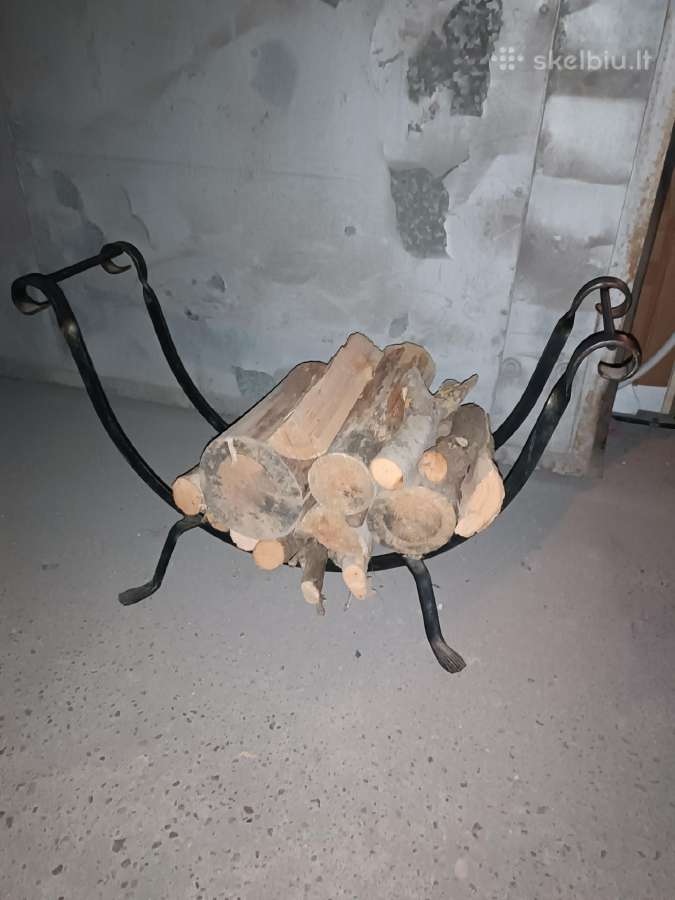 Malkų dėtuvė prie židinio