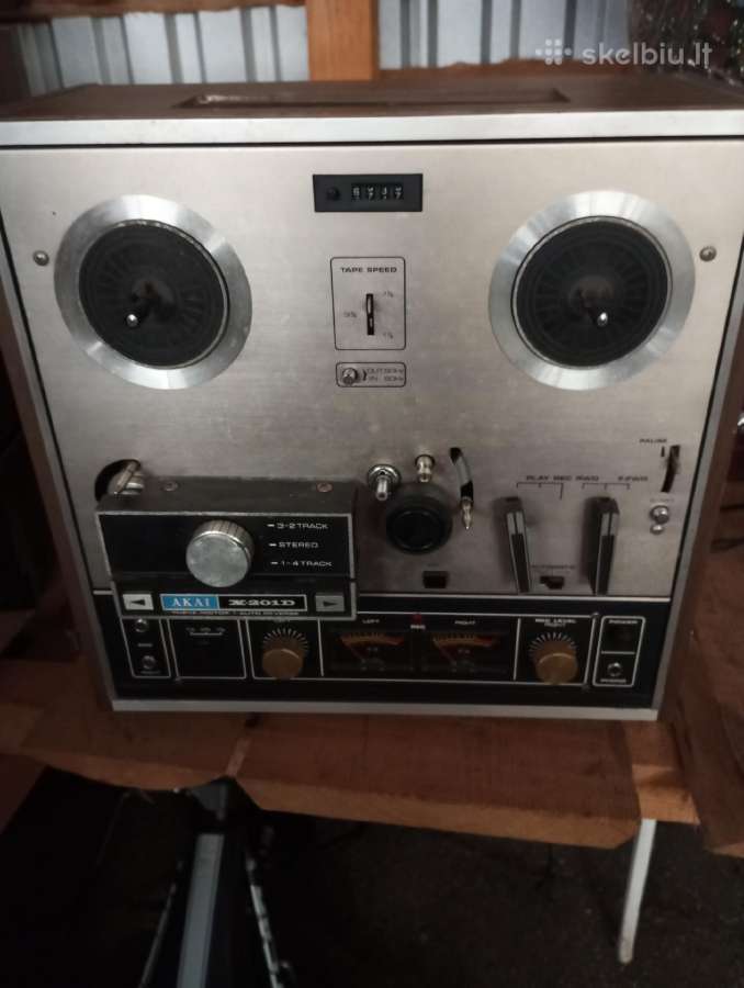 Geri juostiniai magnetofonai Sony, Akai, Revox