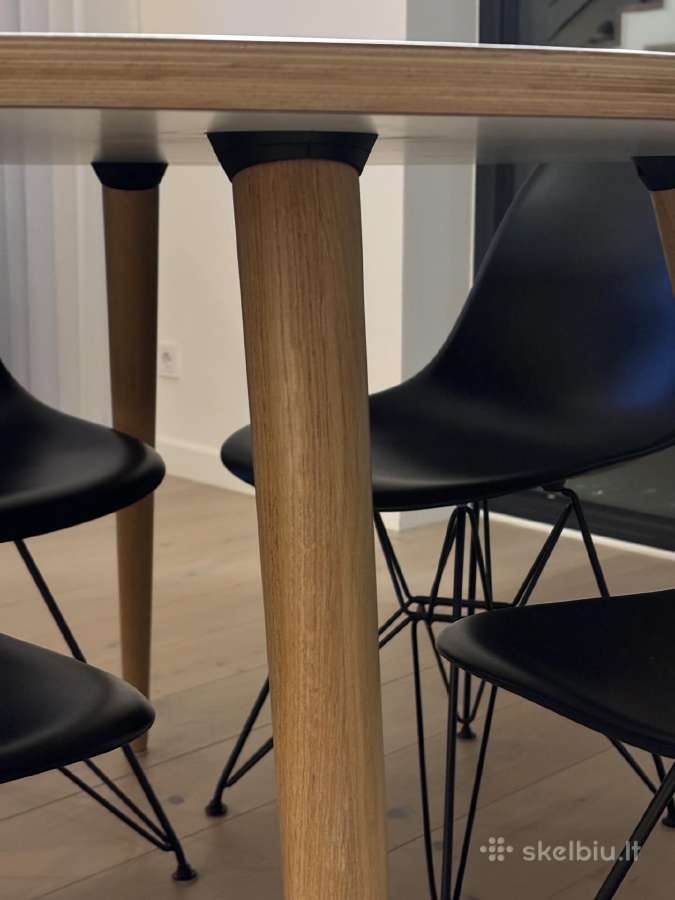 Inside design studio stalas ir kėdės