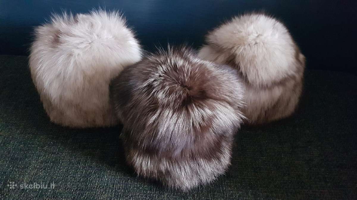Lapės kailio kepurės.