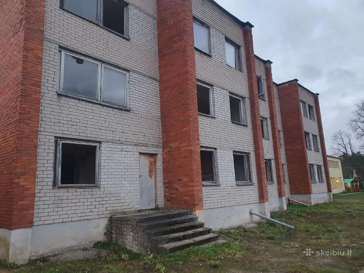 Parduodamas žemės sklypas su pastatais