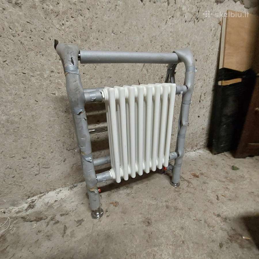 Radiatorius i vonios kambari. (retro)