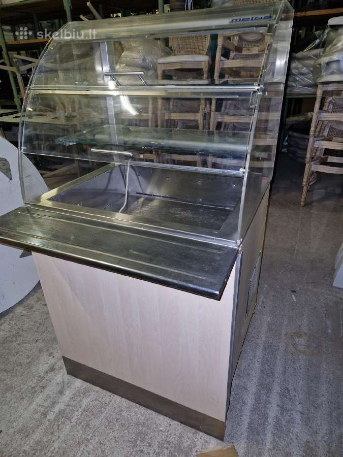 Dviejų lentynų vitrina su šaldytuvu, kėdės
