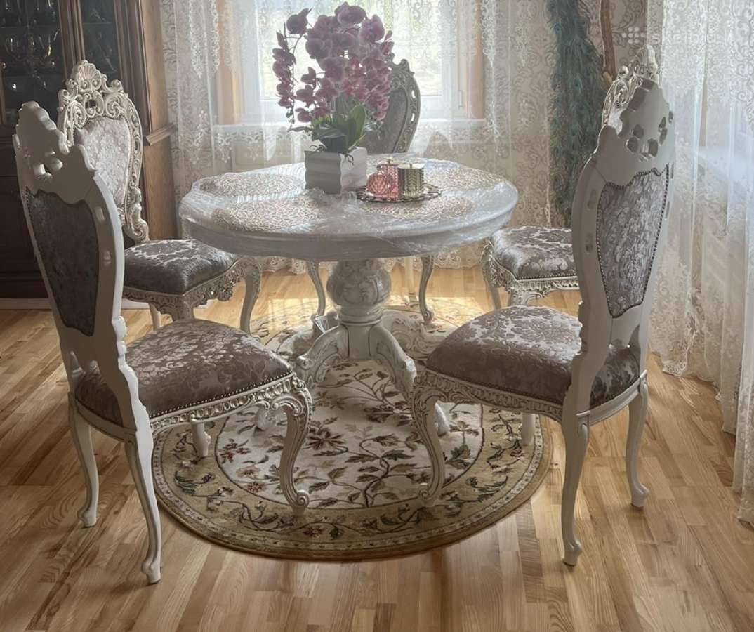 Naujai restauruotas prabangus stalas su kėdėmis