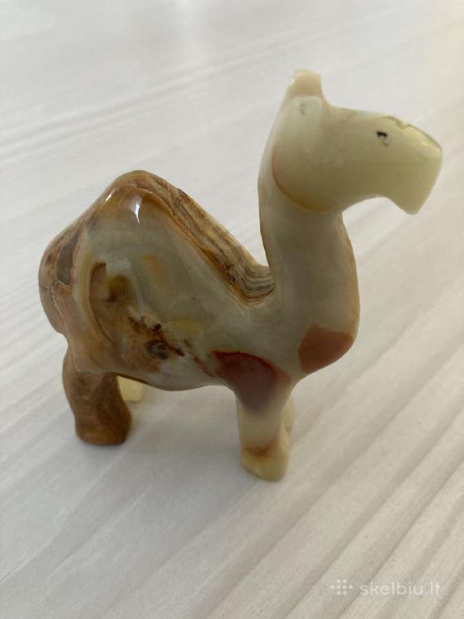 Onikso skulpturele kupranugaris