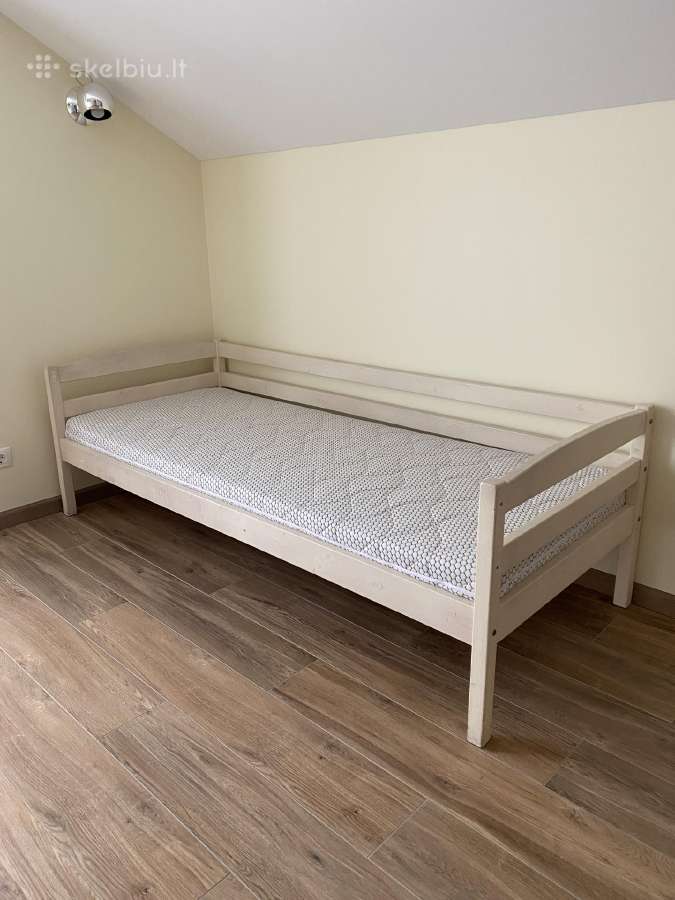 Parduodama vaikiška medinė lova su apsauga