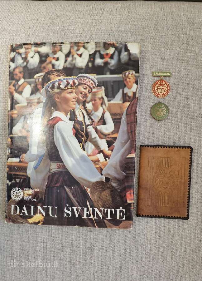 1985m. Dainų šventės fotoalbumas+ ženklai.