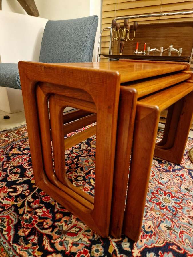 Vintažinių mid century tikmedžio staliukų trio