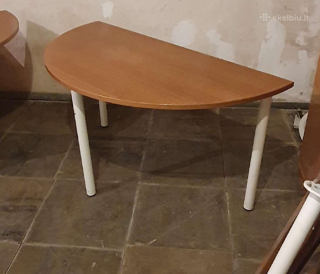 Liko tik vienas pusapvalis stalas