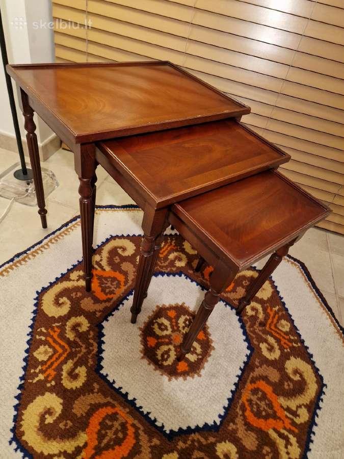 Vintažinių mid century raudonmedžio staliukų trio
