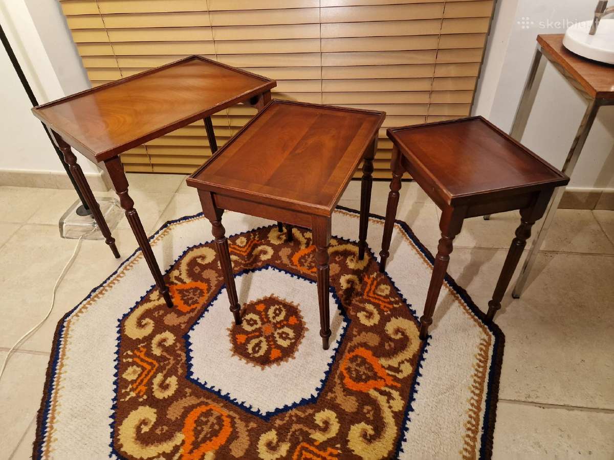 Vintažinių mid century raudonmedžio staliukų trio - nuotraukos Nr. 2