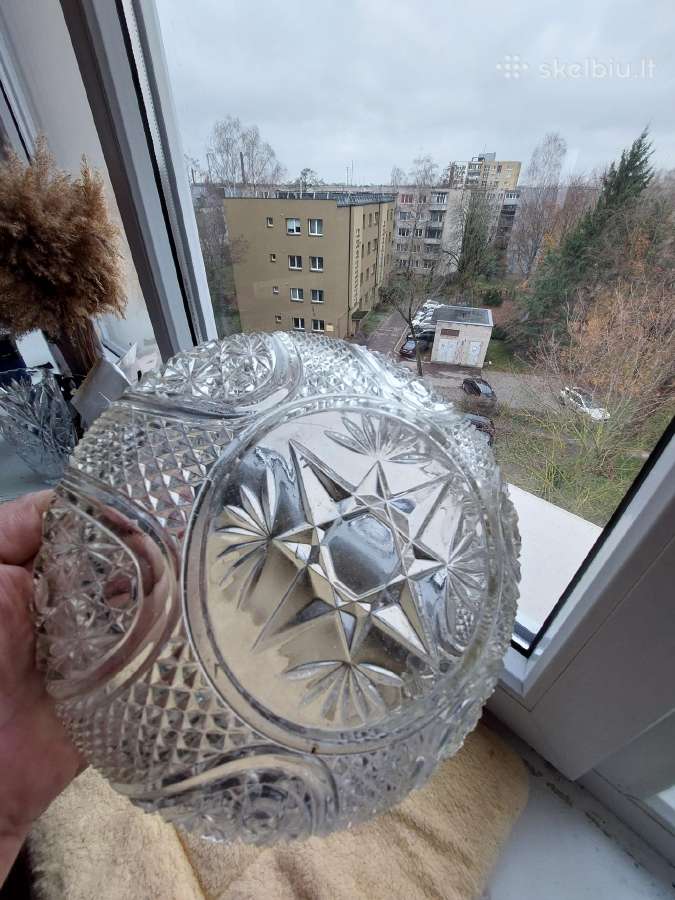 Gražiai raižytas kristalizuoto stiklo dubuo.