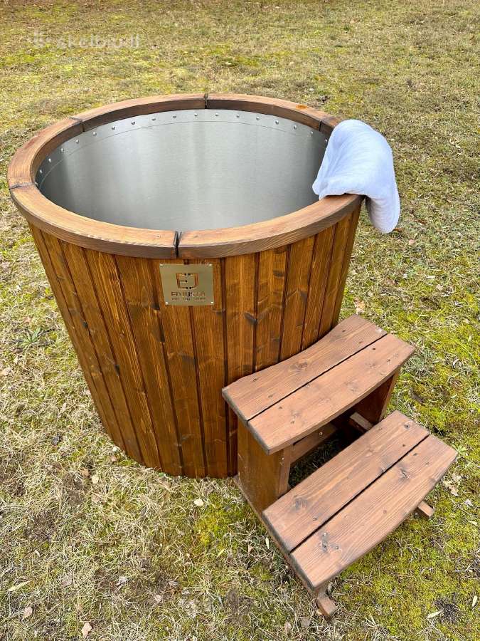 Šalto vandens vonelė. Ledo vonia.