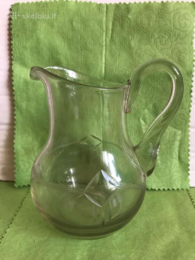 Antikvarinis tarpukario pieno ąsotėlis.