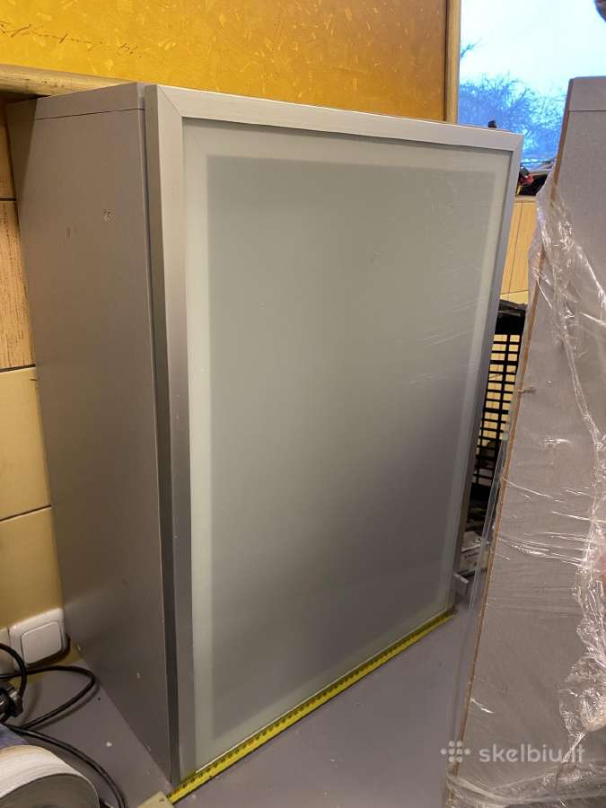 Pakabinama spintelė su stiklinėm durim 50x71x33
