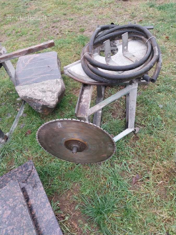 Akmens pjovimo staklės