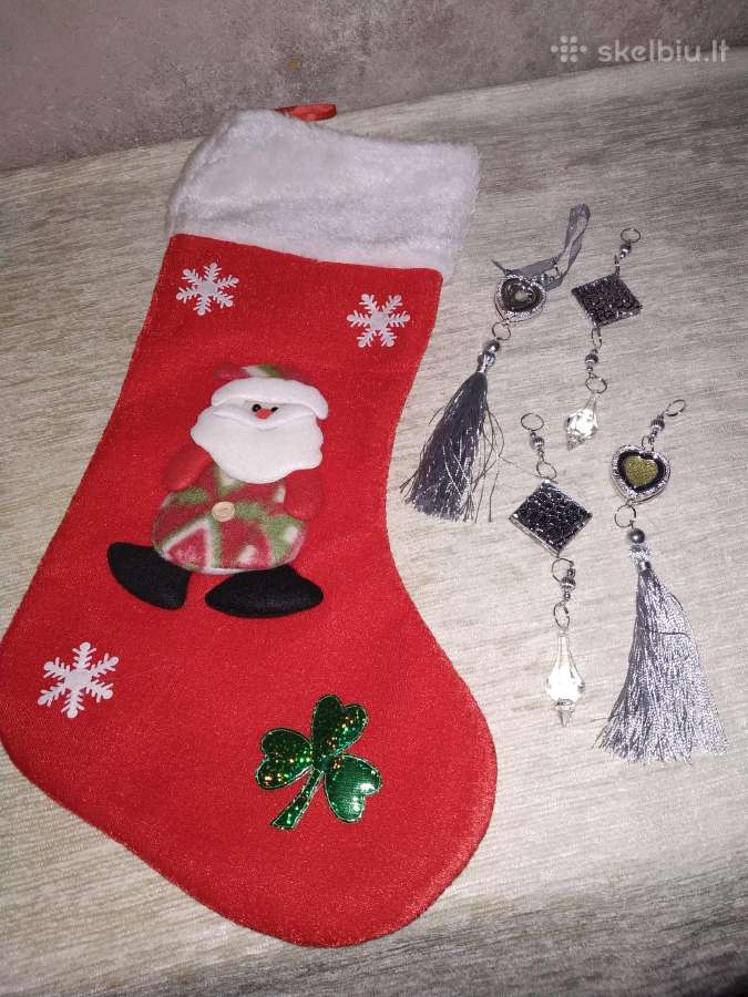 Kalėdų kojinė ir pakabinami papuošimai