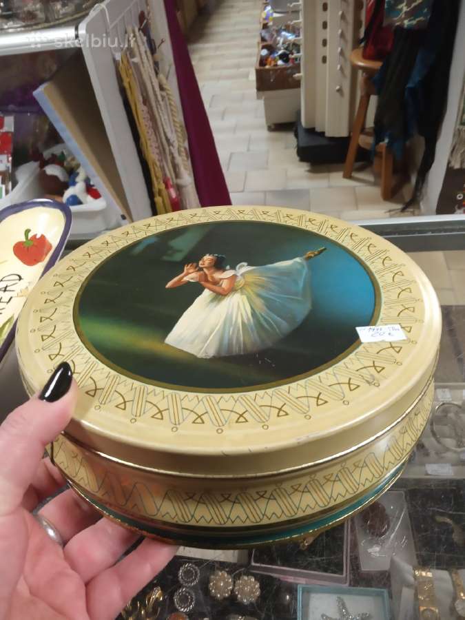 Senovinė metalinė dėžutė su balerina
