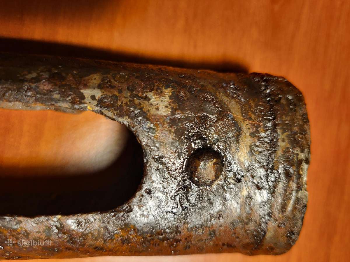 Labai reta vokiško kirvio rankenos detalė.