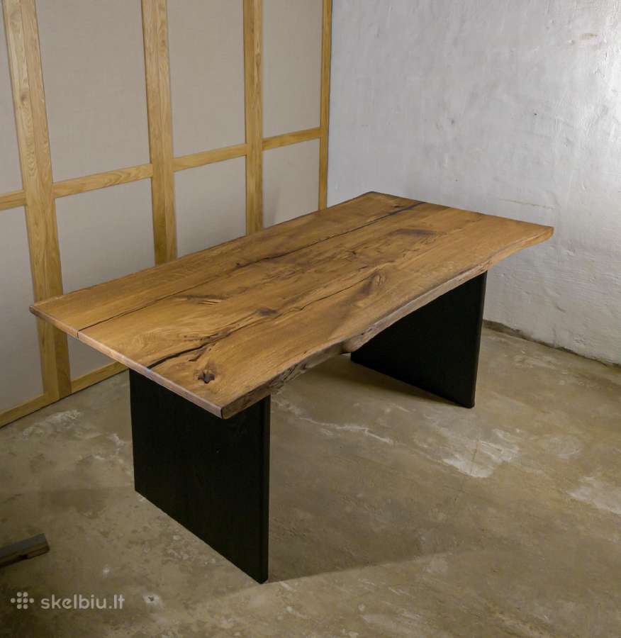 Live edge ąžuolo masyvo stalas