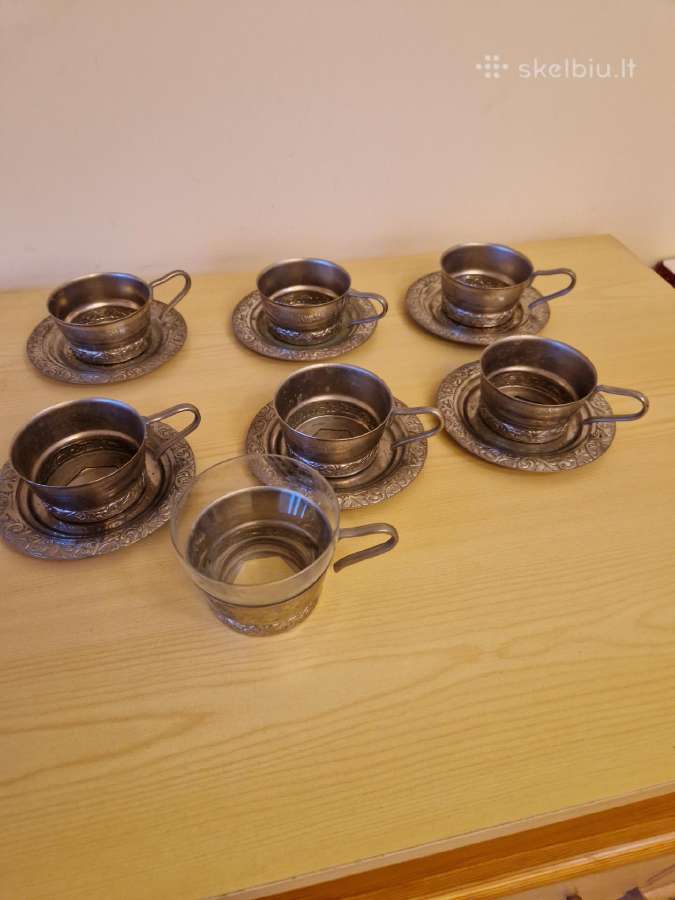 Senovinės metalinės lėkštutės su indėklais.