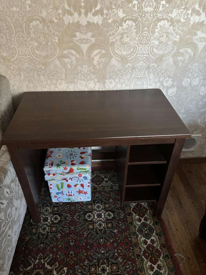 Kompaktiškas Ikea Brusali rašomasis stalas