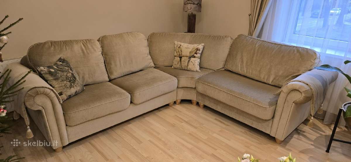 Sofa su miegama dalimi