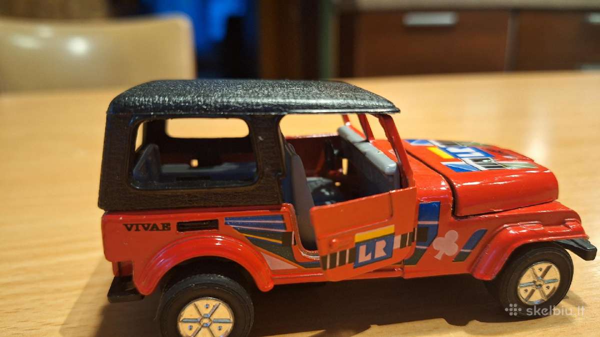 Džipas modeliukas su nuimamu stogu
